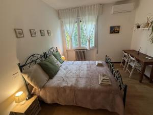 a bedroom with a bed and a table and a desk at Ai Melograni Apartment in Silea +21 photos