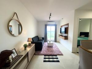 a living room with a couch and a mirror at Departamento cerca a Asunción 412 in Luque