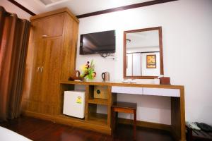 ein Badezimmer mit Waschbecken und Spiegel in der Unterkunft Vientiane Ruby Backpackers Hostel in Vientiane