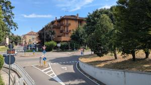 an empty street with a building in the background at Sfreg Suites Magenta - Camere e B&B in Magenta