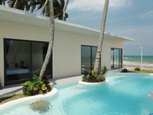 a swimming pool in front of a house at 86 Villa in Mui Ne