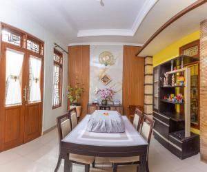 a dining room with a table and chairs at Homestay Rumahnya Diaz in Kejayan