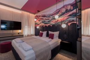 a hotel room with a bed and a painting on the wall at Hotel Stadt Wien in Bad Schallerbach +120 photos