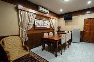 a dining room with a wooden table and chairs at Banna Resort in Ban Khlong Kadon (1)