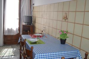 a table with a blue and white checkered table cloth at Casa Vacanza La Zanca in Zanca