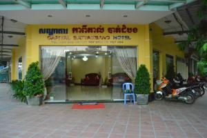 un edificio con una motocicleta estacionada frente a él en Capital Battambang Hotel, en Battambang