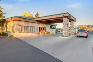 a car parked in front of a building at Quality Inn Rock Springs - Green River in Rock Springs