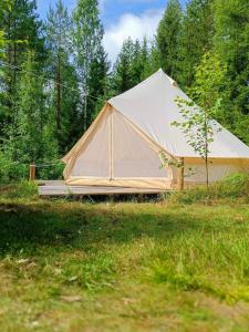 a tent in the middle of a field at Venejoen Piilo - Sammal in Joensuu