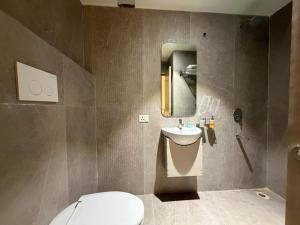 ein Badezimmer mit Toilette und Waschbecken in der Unterkunft Hotel Miralite in Tinsukia