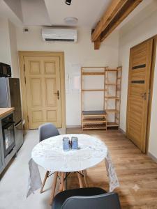 a room with a table and chairs and a kitchen at Rosette Rose AC Progres in Toruń