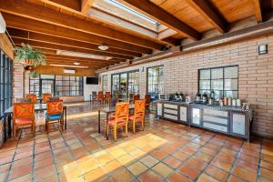 Clarion Inn Sierra Vista near Ft Huachuca tesisinde bir restoran veya yemek mekanı