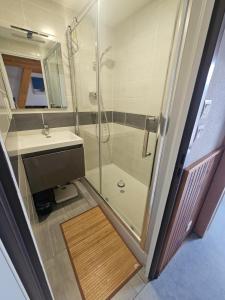 a bathroom with a shower and a sink at Barcarelles avec PISCINE Plage clim 5 personnes in Le Barcarès +34 photos
