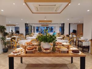 a table with food on it in a restaurant at Hotel Saratoga in Palma de Mallorca