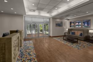a lobby with a waiting room with a couch at Hampton Inn Manhattan Grand Central in New York
