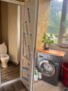 a laundry room with a washing machine and a window at Guesthouse Tanano/Dodo in Zhabeshi