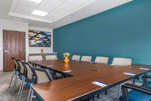a conference room with a large table and chairs at Comfort Inn & Suites Marion I-57 in Marion +42 photos
