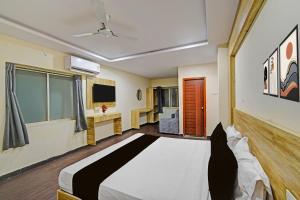 a bedroom with a large bed in a room at Collection O ECIL Industrial Estate Formerly Hotel Cube in Maula Ali