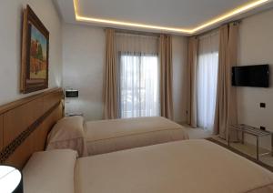 Voodi või voodid majutusasutuse Hôtel l'escale toas