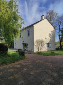 a white house with a tree in front of it at Les 2 Chênes in Saumur