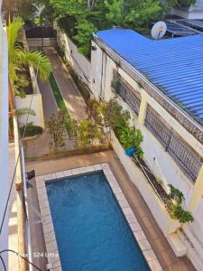 an overhead view of a swimming pool in front of a building at Logement des palmiers in Flic-en-Flac +5 photos
