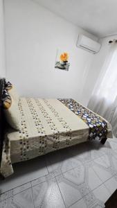 a bed sitting in a corner of a room at Logement des palmiers in Flic-en-Flac