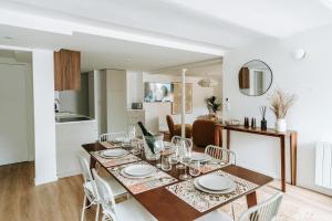 a dining room and kitchen with a table and chairs at La Parenthèse Maisonneuve in Troyes