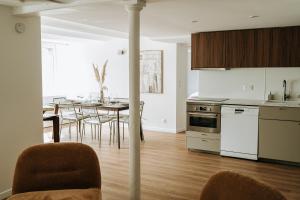a kitchen and dining room with a table and chairs at La Parenthèse Maisonneuve in Troyes +63 photos