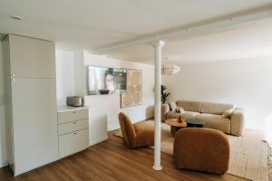 a living room with a couch and a table at La Parenthèse Maisonneuve in Troyes