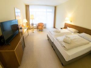 TV a/nebo společenská místnost v ubytování Spa & Wellnesshotel Bad Alexandersbad - Fichtelgebirge by Belvilla
