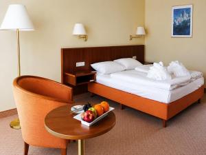 Postel nebo postele na pokoji v ubytování Spa & Wellnesshotel Bad Alexandersbad - Fichtelgebirge by Belvilla + 19 fotografií