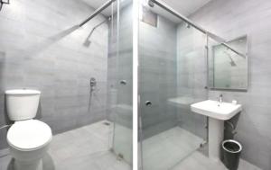 ein Badezimmer mit Toilette, Dusche und Waschbecken in der Unterkunft Hotel De Agya in Ludhiana + 14 Fotos