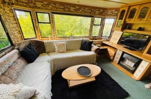 a living room with a couch and a table at La cabane Proche circuit in Le Castellet