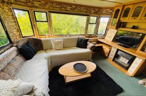 a living room with a couch and a table at La cabane Proche circuit in Le Castellet