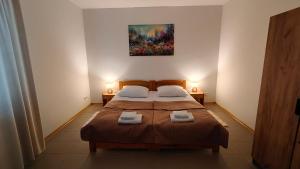 a bedroom with a bed with two towels on it at Biały Domek Nielbark - Agroturystyka in Nielbark