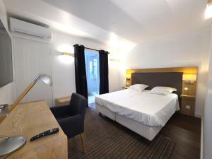 Llit o llits en una habitació de Hotel de Normandie