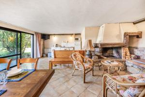 a living room with a table and a fireplace at Chez Daniel Et Zdenka in Villars-les-Dombes