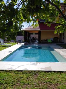 a swimming pool in the yard of a house at Blacvine in La Gaulette