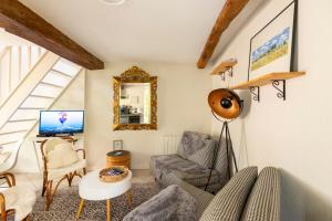 a living room with a couch and a chair at La petite maison CARRÉ in Talant