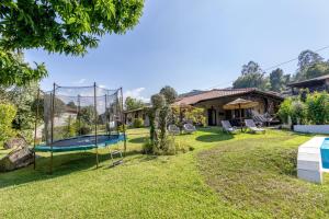 a backyard with a trampoline in the yard at Refúgio da Nelinha in Rio Caldo