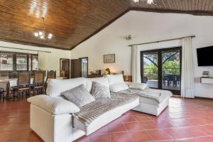 a living room with a couch and a table at Refúgio da Nelinha in Rio Caldo