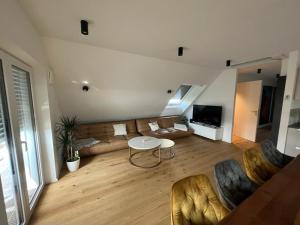 a living room with a couch and a table at Loft-Apartment Schloßsee in Salem