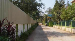 a sidewalk next to a fence next to a building at Phetphaylin Hotel in Ban Talai
