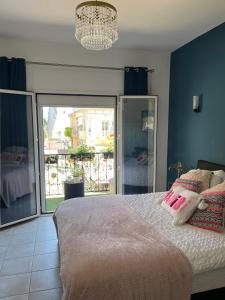 a bedroom with a bed with a view of a balcony at jolie maison de pêcheurs in Palavas-les-Flots