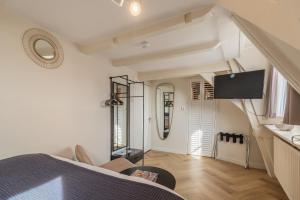 salon z łóżkiem i stołem w obiekcie LOT Hotel w Lejdzie +28 zdjęć