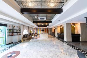a lobby with a large marble floor and a ceiling at Kiss Gardenhome Chic Hotel in Hat Yai +78 photos