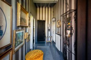 a hallway with striped walls and a door and a stool at "la suite" in Talant