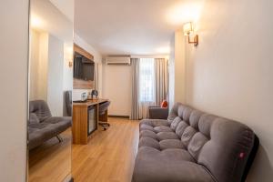 a living room with a couch and a table at Business Life Hotel & SPA Bakırköy in Istanbul
