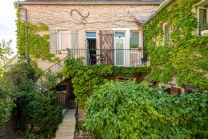 a house with ivy on the side of it at "la suite" in Talant