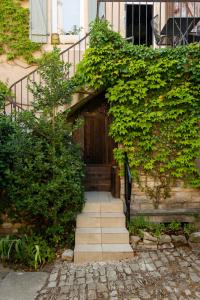 a set of stairs leading up to a wooden door at "la suite" in Talant +6 photos