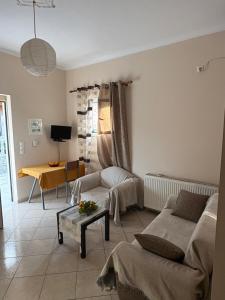 a living room with a couch and a table at Διαμερισμα στο Αιγιο in Aigio
